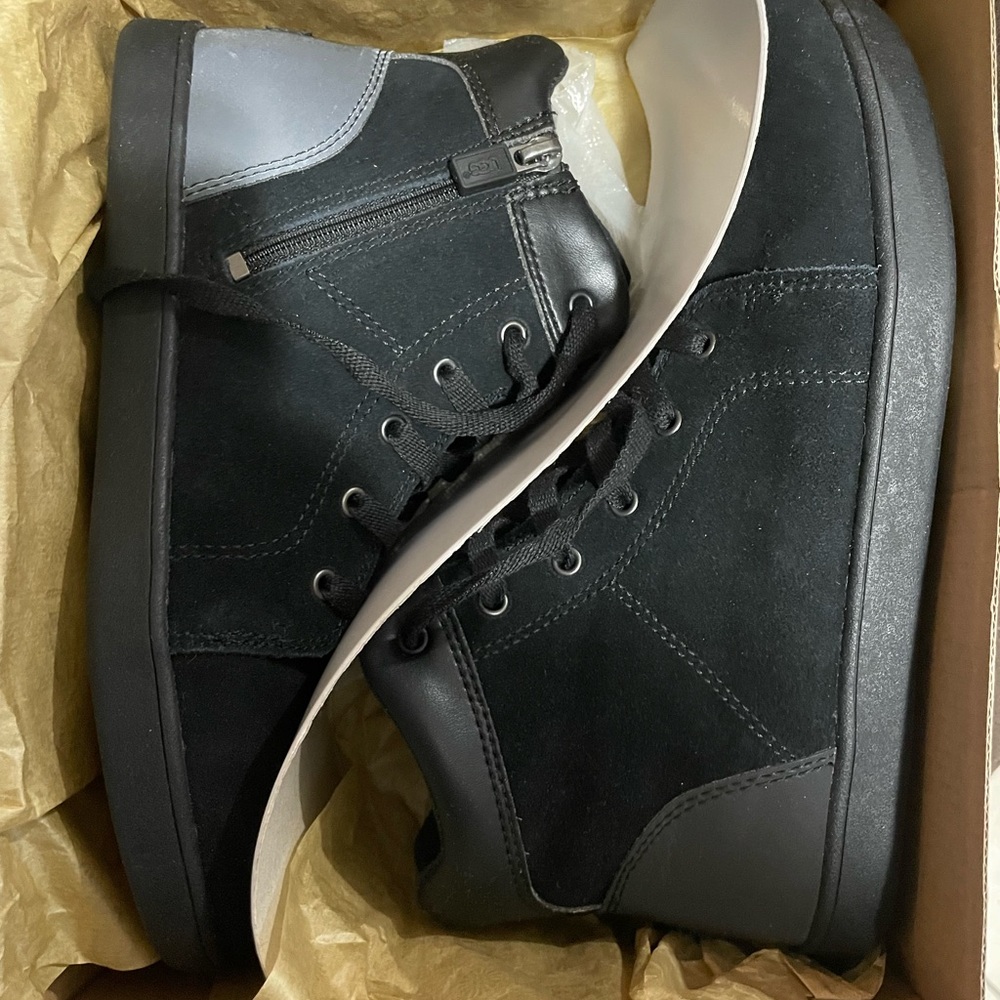 UGG  NEW